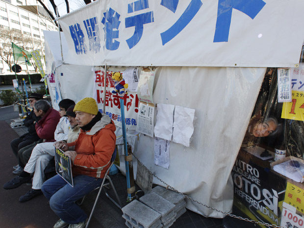 Protesto contra energia nuclear no Japão (Foto: Shizuo Kambayashi/AP)