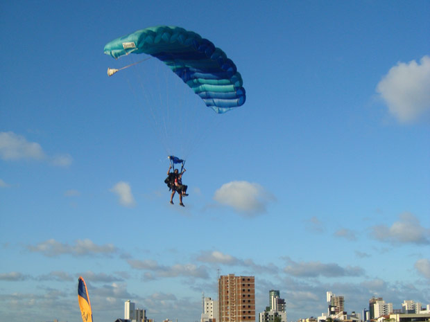 Ronaldo Correia Junior salta de paraquedas com ajuda de instrutor (Foto: Marina Magalhães / G1)