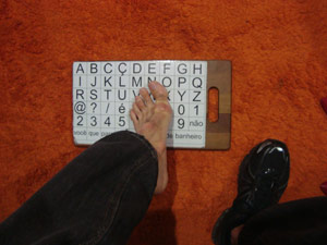 Deficiente usa uma espécie de teclado para poder se comunicar (Foto: Marina Magalhães / G1)