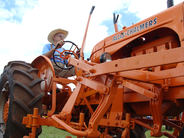 Henricus Oomen preside associação de colecionadores de máquinas agrícolas antigas (Foto: Anderson Viegas/G1 MS)