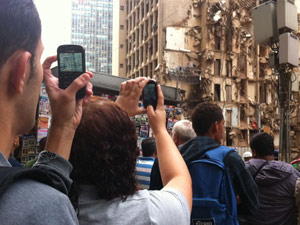 Com a Rua Treze de Maio já aberta aos pedestres, muita gente tirou foto da área do desastre (Foto: Thamine Leta/G1)