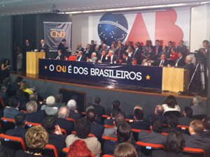 Ato na OAB em defesa do poder do CNJ de investigar júizes (Foto: Filipe Matoso/G1)