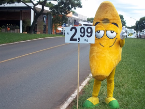 O 'Sr. Banana' na entrada da quadra comercial 211/212 Sul, em Brasília (Foto: Jamila Tavares / G1)