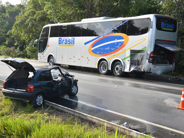 Carro bateu na traseira do ônibus, na BR-101  (Foto: Walter Paparazzo/G1)