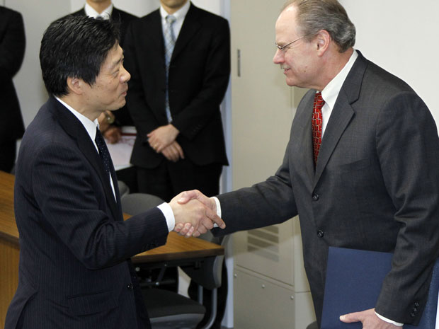 Reunião teve participação de James Lyons (à dir.), diretor da Agência Internacional de Energia Atômica (AIEA) (Foto: Koji Sasahara/AP)