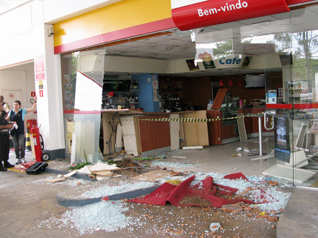 Parte da loja de conveniência ficou completamente destruída após ter sido atingida por carro (Foto: Marcelo Mora/G1)