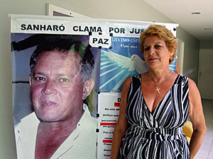 Maria de Lurdes luta, há 8 anos, por justiça pelo irmão assassinado. (Foto: Katherine Coutinho / G1)