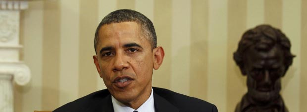 O presidente dos EUA, Barack Obama, dá entrevista nesta segunda-feira (30) no Salão Oval da Casa Branca (Foto: AP)