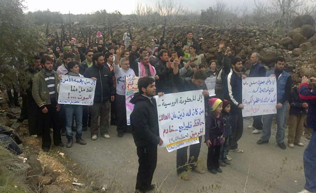 Soldados sírios desertores se juntam a protesto contra o governo de Bashar em Kafranbel, no dia 29 de janeiro (Foto: Reuters)