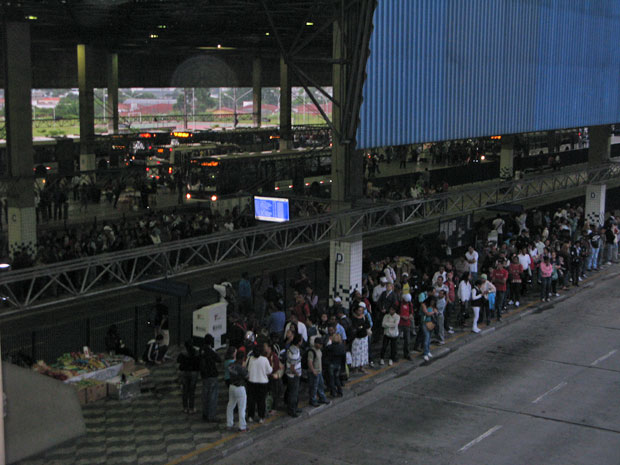 Terminal Santo Amaro também ficou cheio (Foto: Juliana Cardilli/G1)