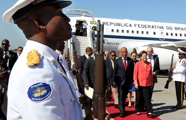 A presidente Dilma Rousseff desembarca em Porto Príncipe, no Haiti, na tarde desta terça-feira (1º). Em sua primeira visita oficial ao país, ela deve conversar com o presidente haitiano, Michel Martelly, sobre as medidas tomadas pelo governo brasileiro em (Foto: Roberto Stuckert Filho/PR)
