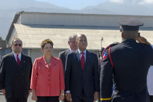 Dilma e o presidente Michel Martelly em cerimônia de chegada ao Haiti (Foto: Reuters)