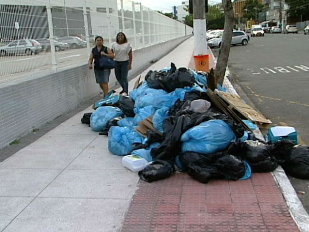 Lixo ficou acumulado na calçada dos fundos da Justiça Federal (Foto: Reprodução/TV Gazeta)