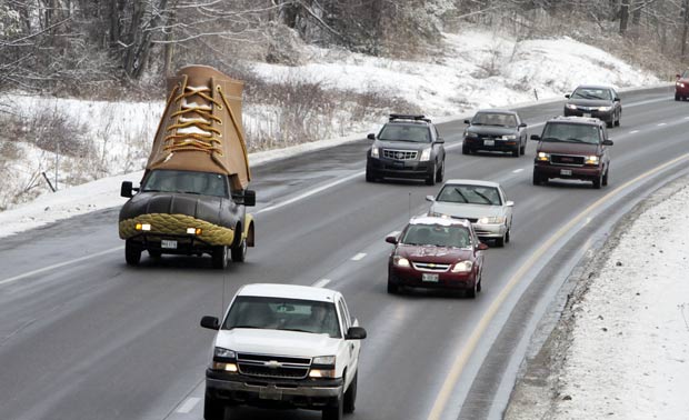 'Bootmobile' em rodovia em Freeport, no estado do Maine. (Foto: Pat Wellenbach/AP)