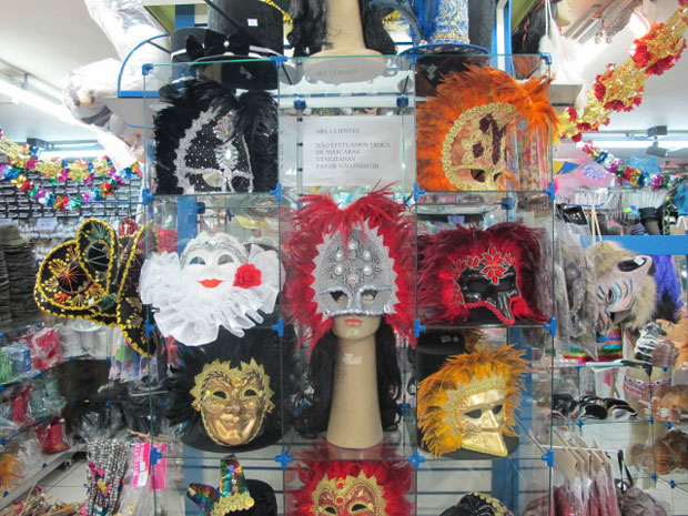 Máscaras com plumas e paetês são investimento das lojas (Foto: Juliana Cardilli/G1)
