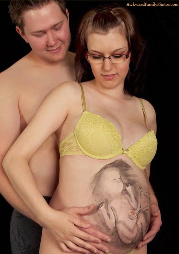 Mulher exibe um desenho do que seria o futuro bebê na barriga. (Foto: Reprodução/Awkward Family Photos)