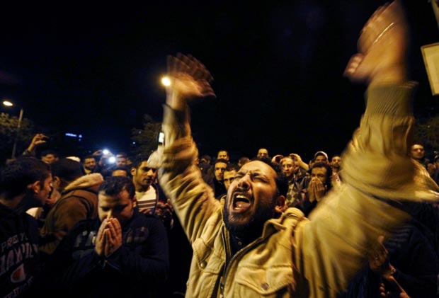 Homem protesta durante chegada de torcedores feridos ao Cairo na madrugada desta quinta-feira (2) (Foto: Reuters)