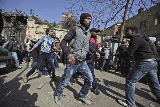 Egípcios protestam nesta terça-feira (2) em frente à morgue para onde foram levados os corpos das vítimas no Cairo (Foto: AP)