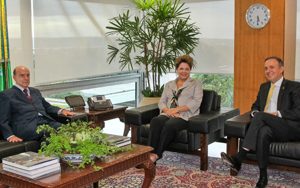 O presidente nacional do PP, Francisco Dornelles, com a presidente Dilma Rousseff e o novo ministro das Cidades, Aguinaldo Ribeiro (Foto: Roberto Stuckert Filho / Presidência)