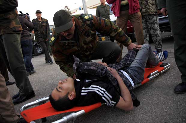 Torcedor ferido chega ao Cairo a bordo de avião militar nesta quinta-feira (2) (Foto: AFP)