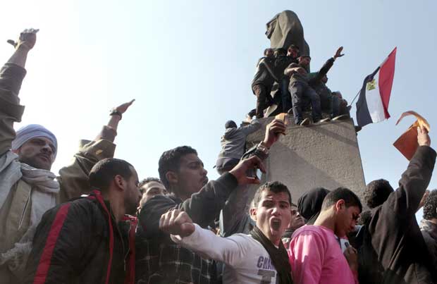 Manifestantes protestam contra a junta militar nesta sexta-feira (2) no Cairo, capital do Egito (Foto: AP)