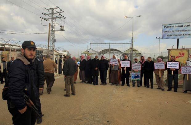 Manifestantes palestinos protestam contra o chefe da ONU, Ban Ki-Moon, na passagem fronteiriça de Erez, na Faixa de Gaza, nesta quinta-feira (2) (Foto: AP)