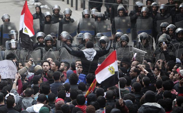 Manifestantes protestam contra a junta militar nesta sexta-feira (2) no Cairo, capital do Egito, após as 74 mortes em briga de torcida na véspera (Foto: Reuters)