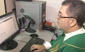 Padre oferece 'bênção online' para fiéis (Padre oferece 'bênção online' para fieis (Reprodução))