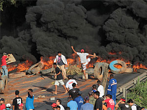 Manifestantes atearam fogo em pneus e bloquearam rodovia (Foto: Alexandre Gondim/JC Imagem/AE)