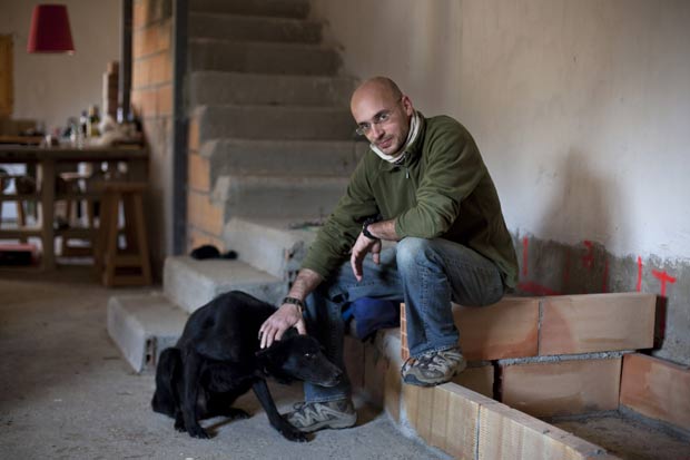 Das 70 casas em Sodeto, apenas a do cineasta grego Costis Mitsotakis não entrou no bolão. (Foto: Marta Ramoneda/The New York Times)