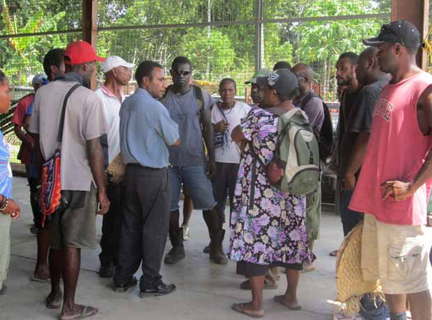Parentes esperam, na cidade de Lae, notícias sobre passageiros que estavam a bordo da balsa que naufragou na costa dePapua-Nova Guiné nesta quinta-feira (2) (Foto: AP)