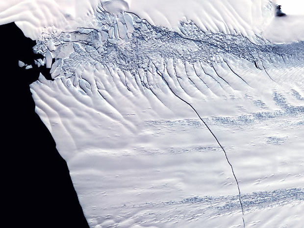 Fotografia da Nasa mostra fenda que pode formar iceberg maior que Nova York (Foto: Nasa/ GSFC/ METI/ ERSDAC/ JAROS, and U.S / Japan ASTER Science Team)