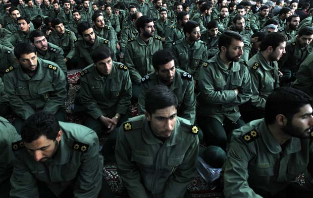 Membros da Guarda Revolucionária iraniana participam de celebração ligada ao aniversário da Revolução Islâmica, nesta quarta-feira (1º), em Teerã (Foto: AP)