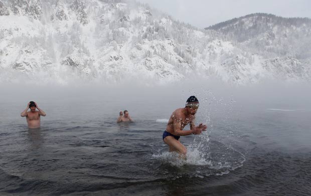 Russos encararam as águas geladas do rio Yenisei, em Divnogorsk. (Foto: Ilya Naymushin/Reuters)