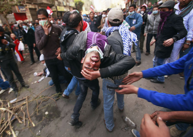 Manifestante ferido é carregado no centro do Cairo nesta sexta (3) (Foto: Suhaib Salem/Reuters)