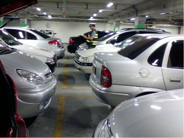 Agente da Setran multa em estacionamento de supermercado em Curitiba (Foto: Sidnei Tosin/VC no G1)