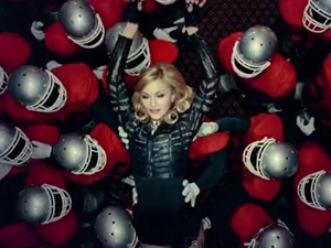 Madonna no clipe de 'Give me all your luvin' (Foto: Divulgação)