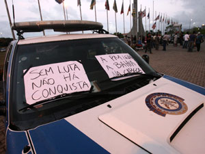 Polícia em greve na Bahia (Foto: Raul Spinassé/Agência A Tarde/AE)