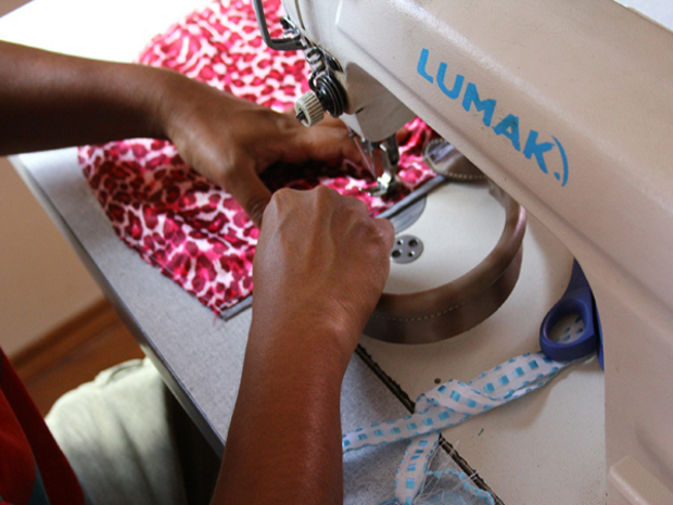 Oficina de costura faz parte de um dos projetos de renda da ONG (Foto: Fernando Schnaidman/ Divulgação)