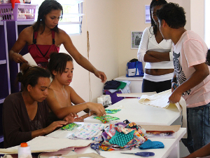 Jovens que participam dos projetos de renda da ONG Lua Nova (Foto: Fernando Schnaidman/ Divulgação)