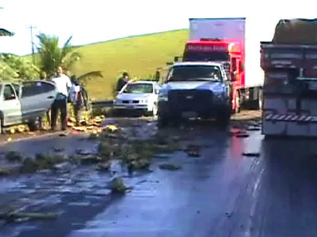 Quatro veículos se envolveram no acidente (Foto: Leandro Santos Júnior/ VC no ESTV)