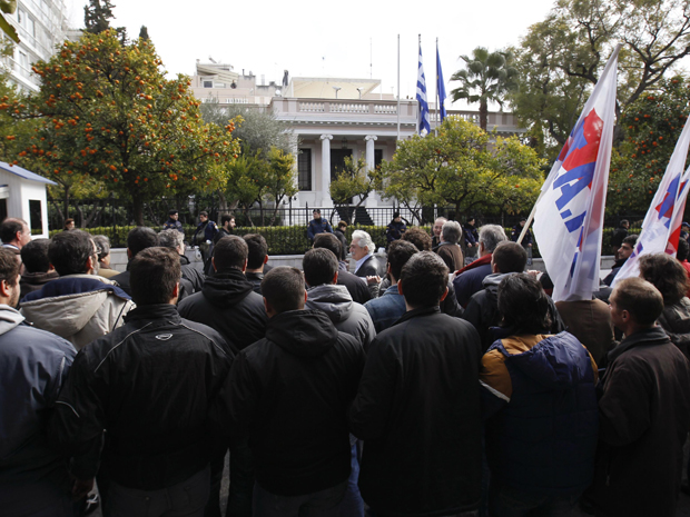 Manifestantes protestam na frente do escritório do premiê gregfo (Foto: Reuters)