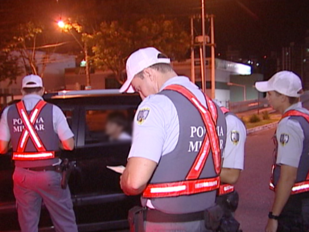 Só em janeiro de 2012, o Batalhão de Trânsito flagrou 400 motoristas embriagados no Espírito Santo. (Foto: Reprodução/TV Gazeta)