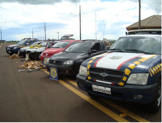 Veículos e maconha apreendidos pela PRF nesta sexta-feira (3), em Ponta Porã (Foto: Divulgação/PRF)