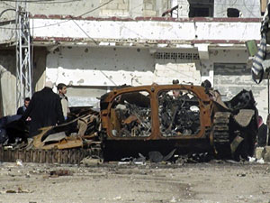 Veículo danificado durante bombardeiro em Homs. (Foto: Reuters)