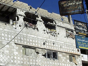 Imóvel danificado pelo bombardeio do regime sírio. (Foto: Reuters)