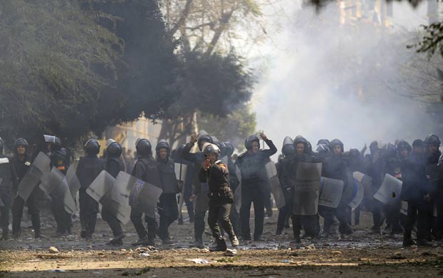 Forças de segurança durante confronto neste sábado no Cairo. (Foto: Khalil Hamra/AP)