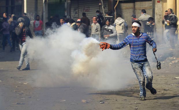 Manifestantes durante confronto com a polícia neste sábado no centro do Cairo. (Foto: Khalil Hamra/AP)