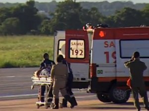 Momento em que piloto que fez pouso forçado era atendido na pista do aeroporto de Corumbá (MS) (Foto: Reprodução/TV Morena)