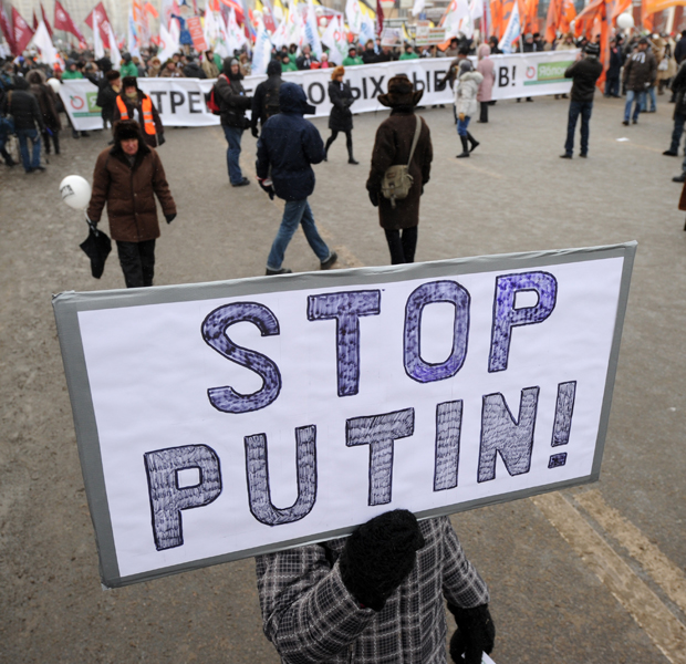 manifestantes carregam cartazes no centro de Moscou, durante protesto contra Putin (Foto: AFP)